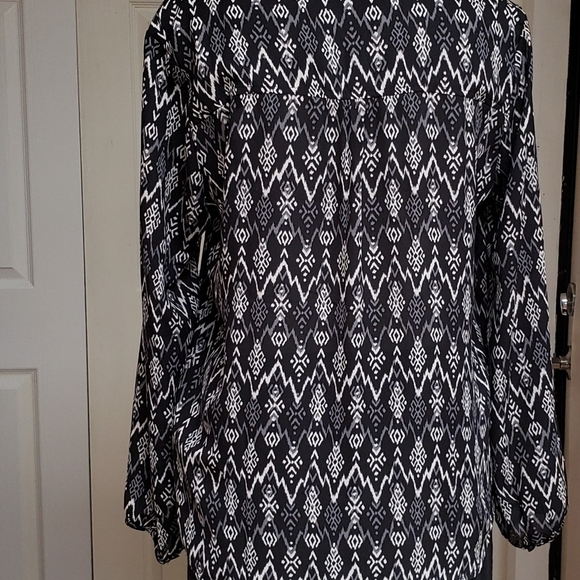 Forever 21 Black V - Neck Long Sleeve Button Round Hem Women's Shirts Size L - Picture 2 of 4